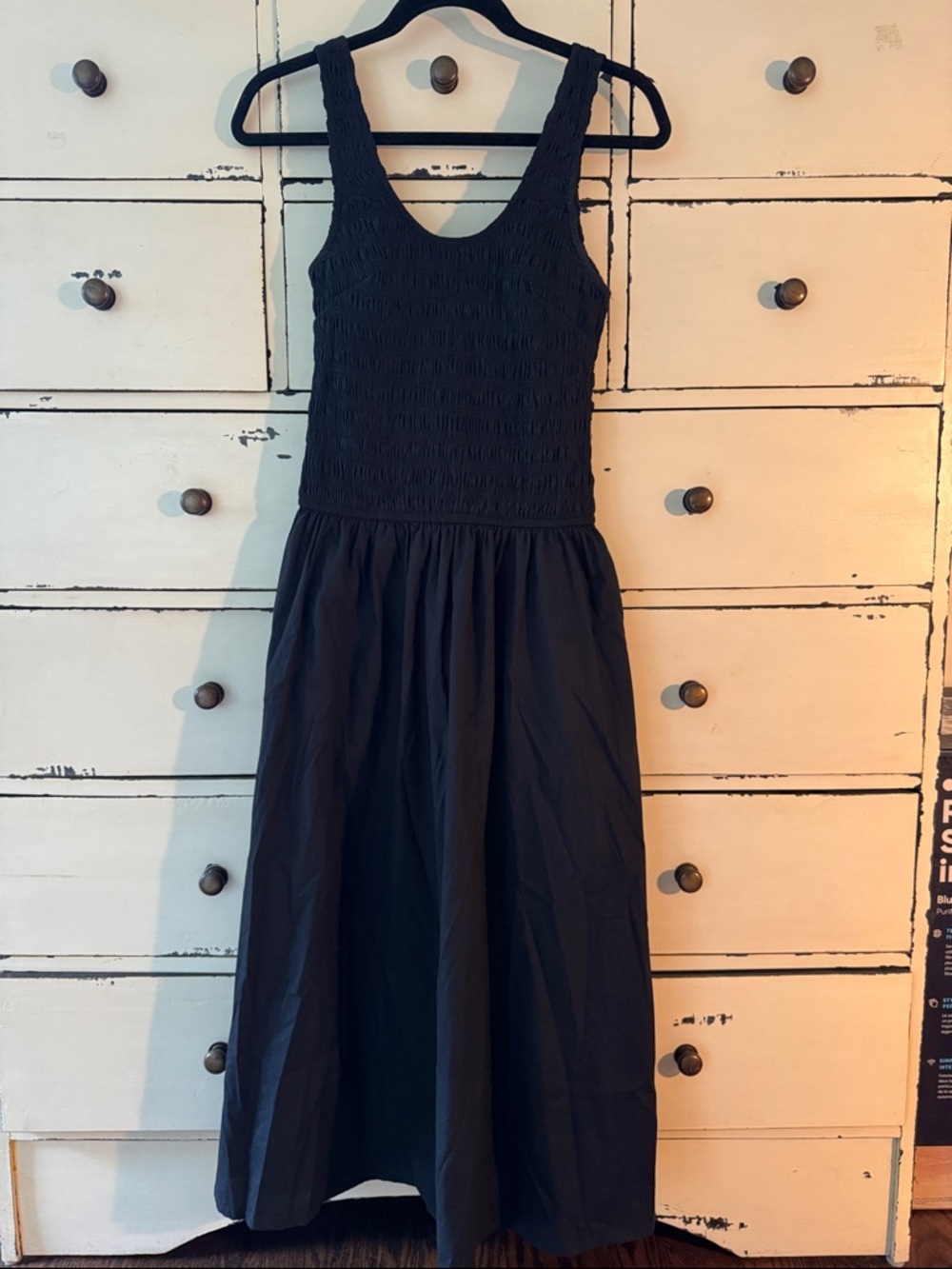 Sincerly Jules Classic Black Sleeveless Smocked-Waist Midi Dress in medium